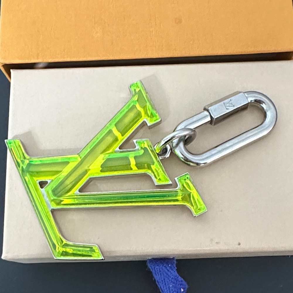 Louis Vuitton 💯% Authentic Neon Green Key Chain w Dustbag & Box. Excellent Con’d - Picture 1 of 10